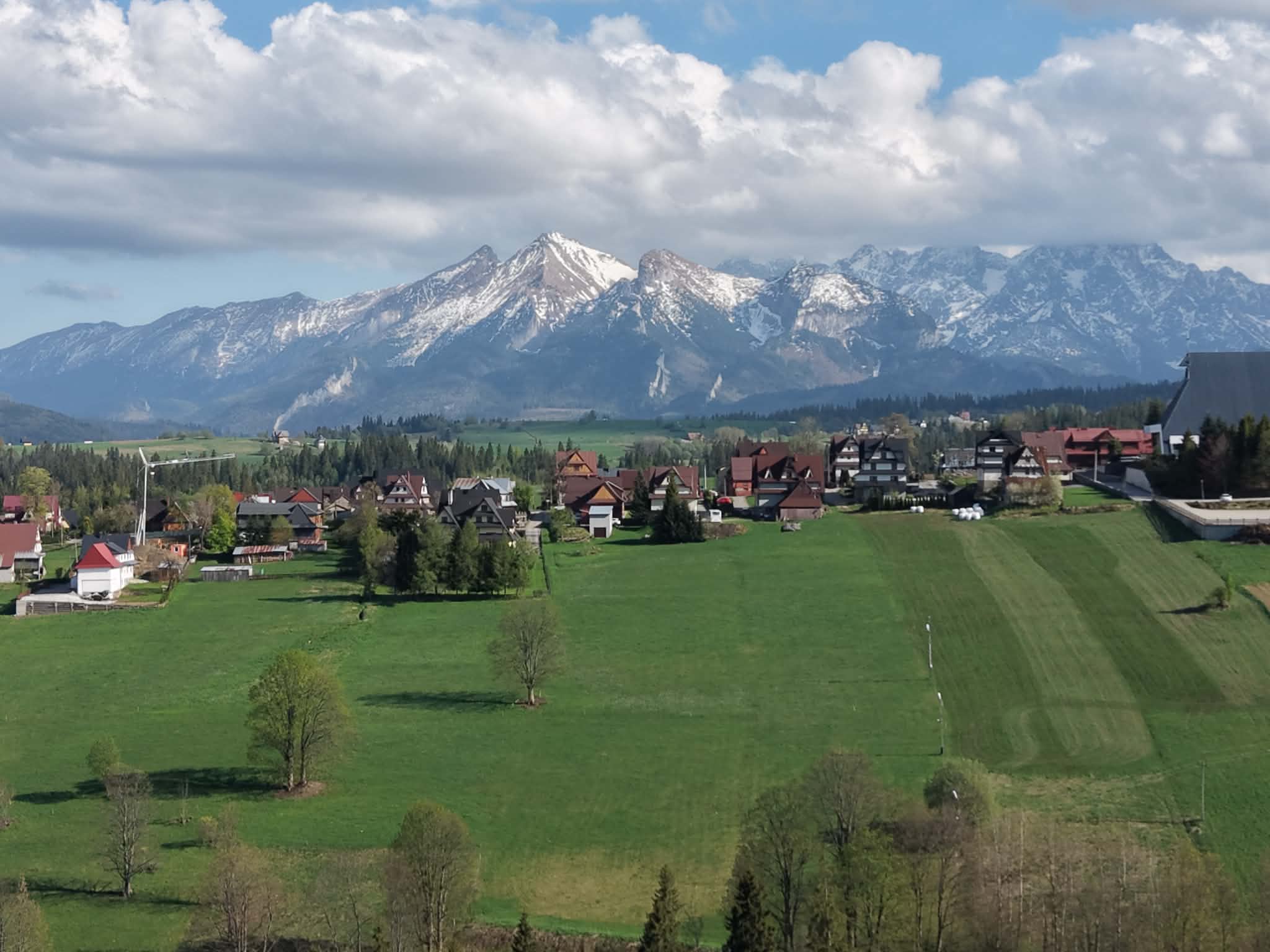 Widok z domków na panoramę Tatr — Rusiński Raj, Bukowina Tatrzańska