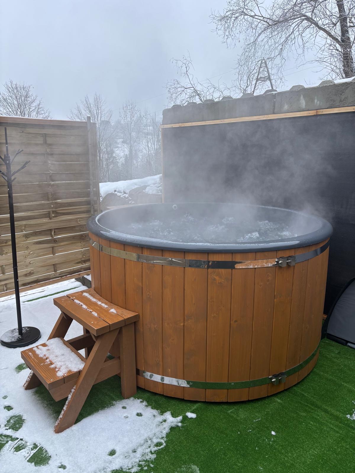 Jacuzzi na tarasie z widokiem na góry — Domki Rusiński Raj, Bukowina Tatrzańska
