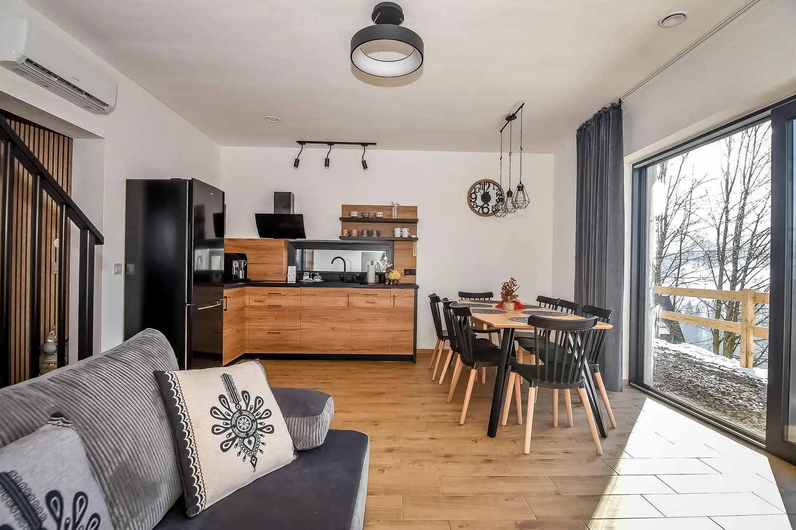 Salon i aneks kuchenny w ciemnym drewnie — Domek nr 3, Domki Rusiński Raj
