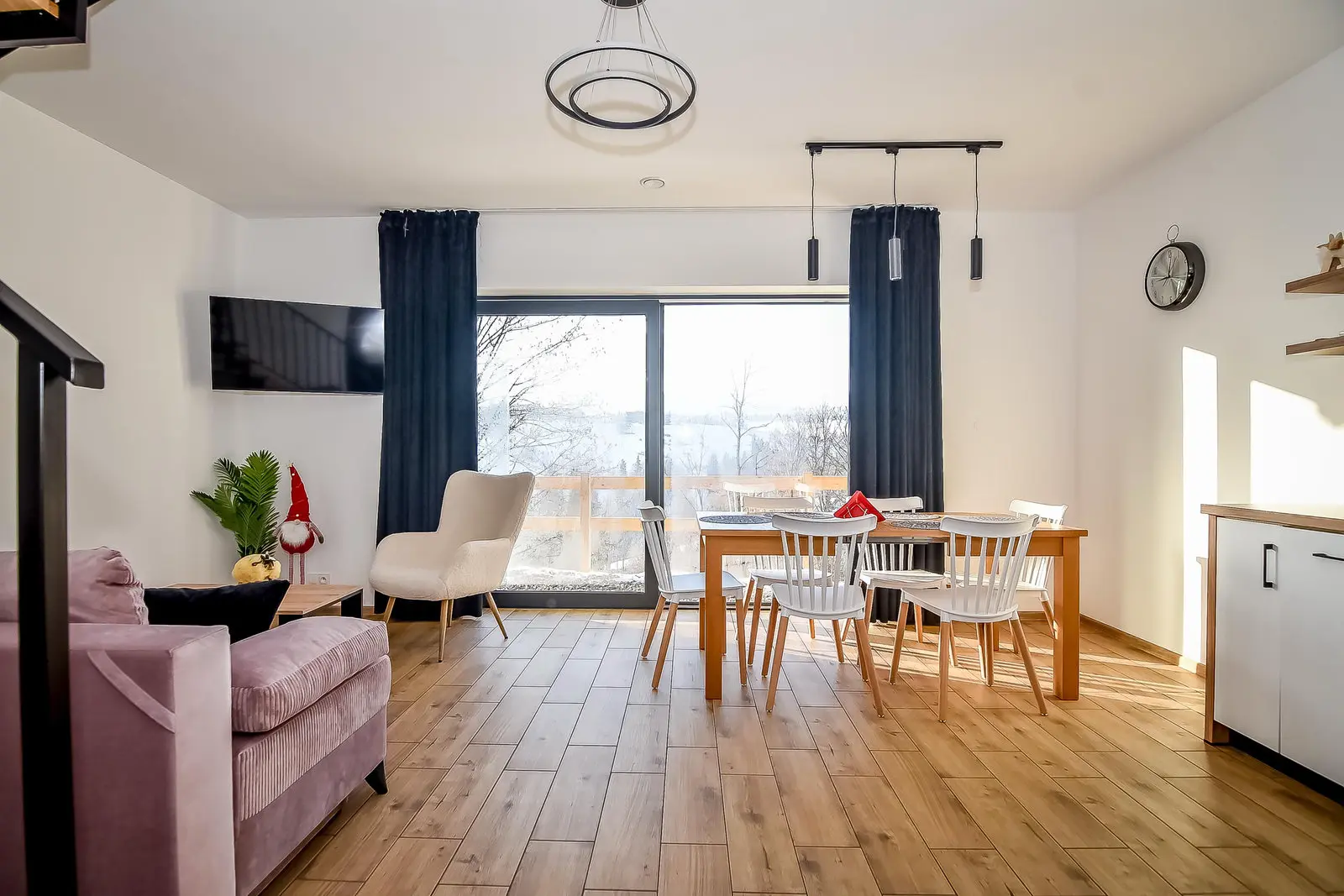Domek 2 — jasny salon w stylu skandynawskim, Rusiński Raj