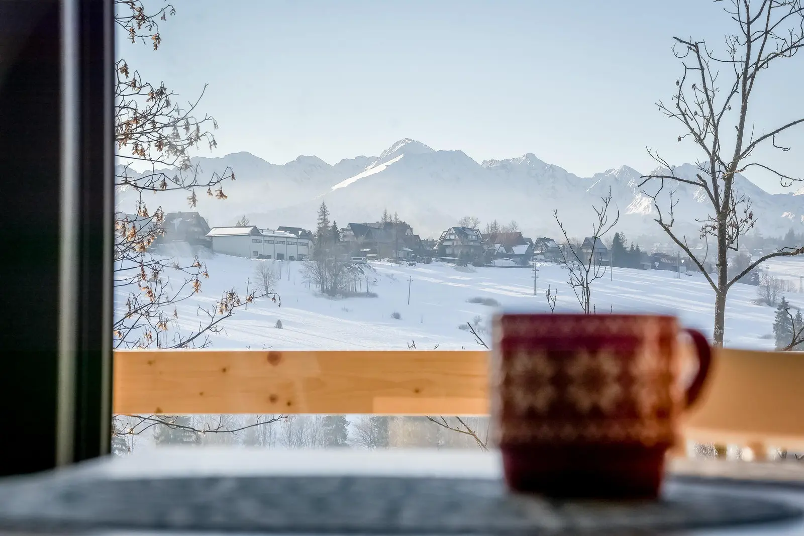 Widok na Tatry z sypialni z czerwonym kubkiem — Domek nr 3, Domki Rusiński Raj